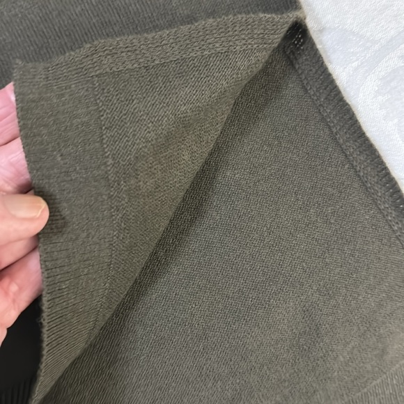 NWT Army green sweater, wear your heart on your sleeve. Size M - Picture 6 of 6